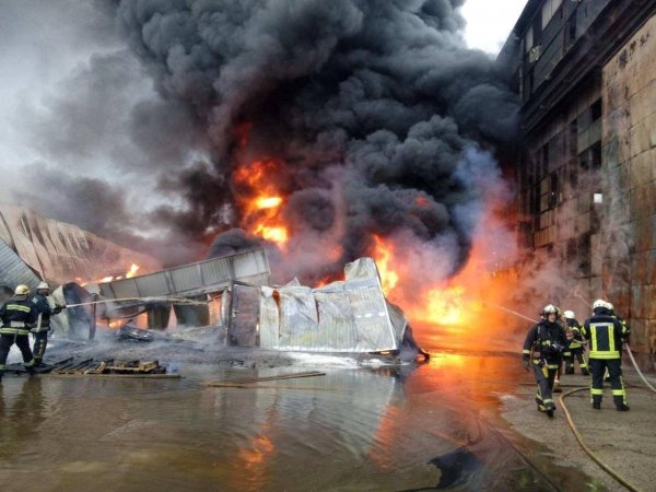 Два человека погибло во время пожара на складе Киевского вокзала в Москве
