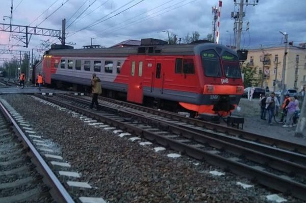 В Красноярском крае поезд вдавил в столб машину на переезде