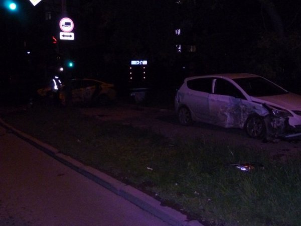 В Екатеринбурге попали в ДТП водитель такси и беременная женщина