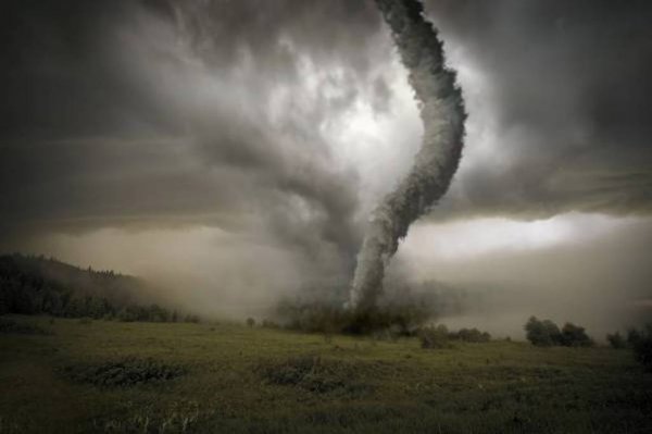 Жители Омска запечатлели на видео мощный торнадо в поле