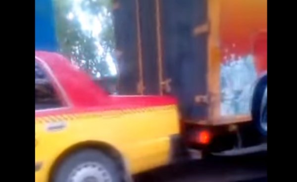 В Благовещенске три такси столкнулись с грузовиком