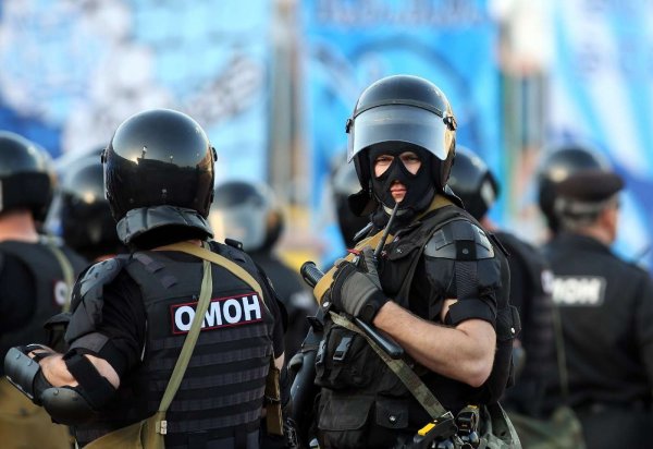 ОМОН продолжает задерживать митингующих в Москве