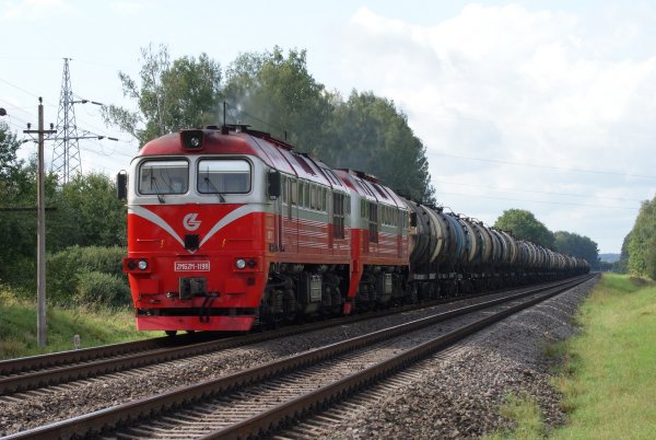 В Башкирии товарный поезд столкнулся с «Нивой» и протащил ее перед собой по путям