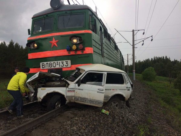 В Башкирии товарный поезд столкнулся с «Нивой» и протащил ее перед собой по путям
