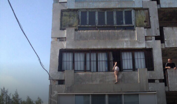 В Кемерово девушка застряла между прутьями на балконе