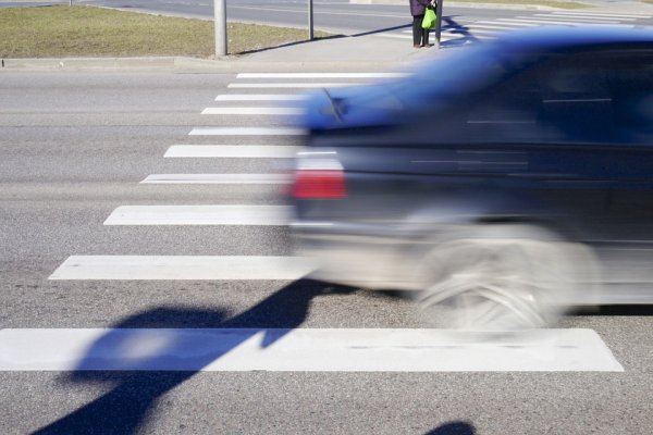 В Москве на пешеходном переходе сбили женщину с грудничком