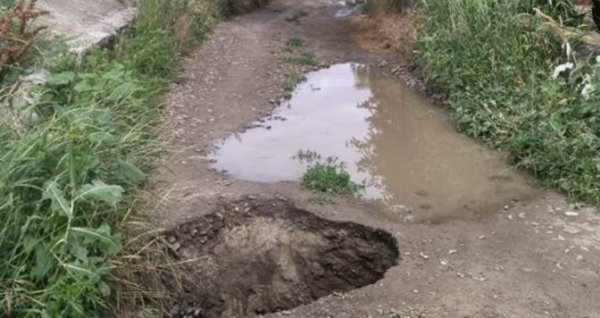 В Ростове-на-Дону на одной из дорог после дождя образовалась большая яма