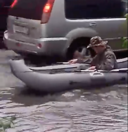 Житель Трехгорки в Подмосковье порыбачил на затопленной улице после ливня 30 июня. ВИДЕО
