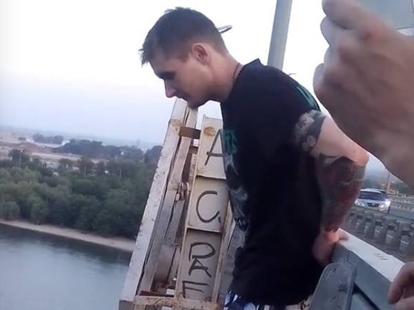 Прыжок молодого человека с Ворошиловского моста в Ростове попал на видео
