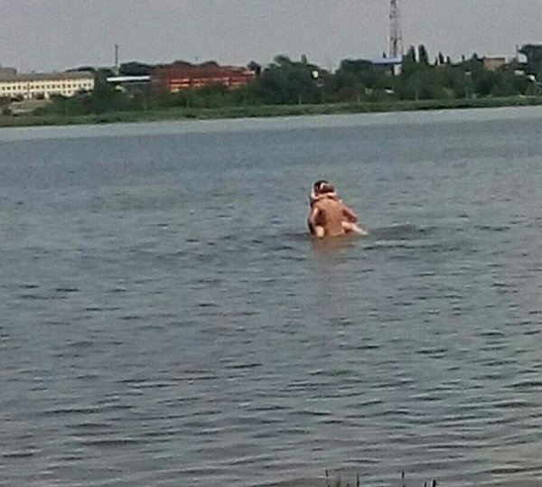 В Саратовской области пара отдыхающих начала заниматься сексом на пляже