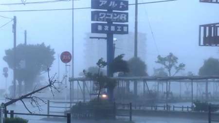 На Японию обрушился тайфун «Нанмадол», отменены десятки авиарейсов. ФОТО