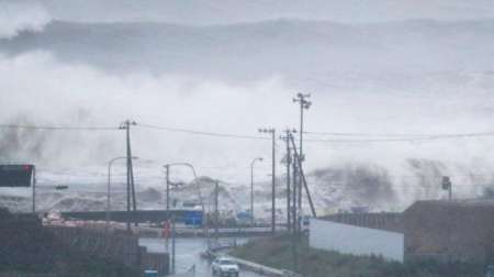 На Японию обрушился тайфун «Нанмадол», отменены десятки авиарейсов. ФОТО