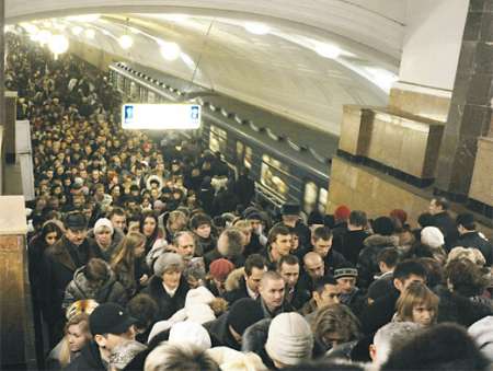 В московском метрополитене призвали и позже объяснили призыв сократить поездки в метро в час пик