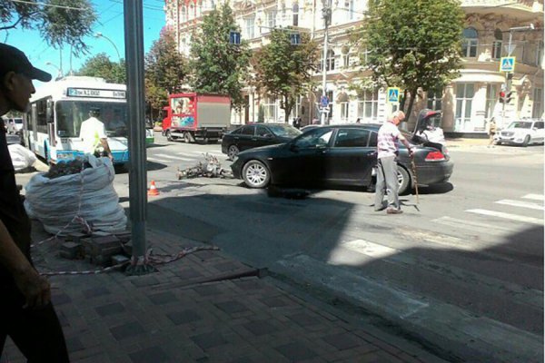 Иномарка врезалась в мотоциклиста в Ростове