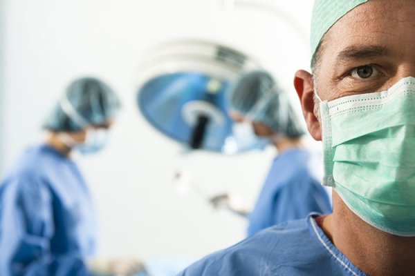 В Нижнем Тагиле за неудачную шутку мужчина сломал хирургу челюсть