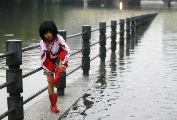 В Китае в результате проливных дождей скончались восемь человек