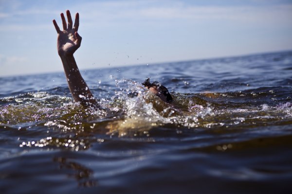 Отец с маленьким ребенком утонули в одном из озер Сахалина
