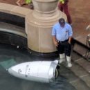 Высокотехнологичный робот-охранник Knightscope K5 утопился в фонтане торгового центра в США