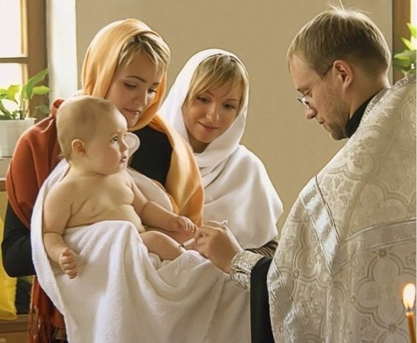 В Петербурге бабушка крестила внуков без согласия родителей