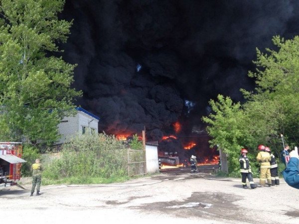 Огромный пожар в Ярославле: горит  200-метровый заброшенный сарай