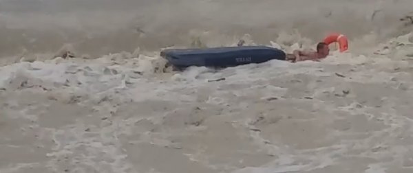 В Туапсе двое туристов чуть не утонули, пытаясь спасти матрац