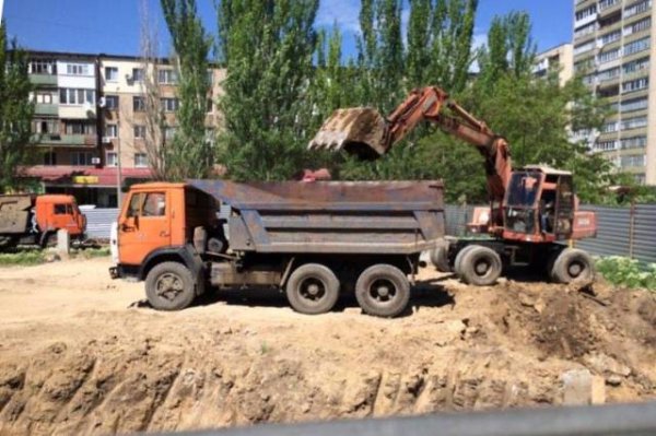 Строители Красноярска чуть не засыпали землей дом с женщиной и ребёнком