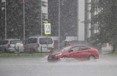 В Архангельске из-за проливного дождя 26 июля автомобили ушли под воду. ФОТО, ВИДЕО