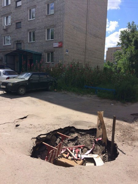 В Ульяновске огромную выбоину на дороге засыпали тумбочкой и кучей мусора