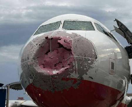 В Стамбуле украинский пилот Александр Акопов посадил поврежденный градом самолет вслепую. ВИДЕО