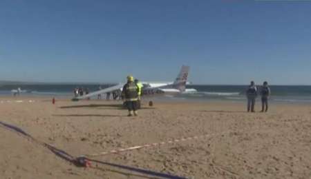 В Португалии на пляже Коста-де-Каприка под Лиссабоном 2 августа самолет задавил мужчину и ребенка. ВИДЕО