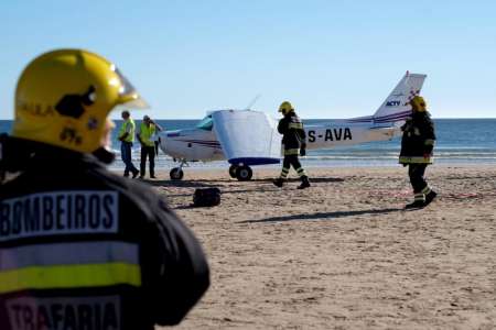 В Португалии на пляже Коста-де-Каприка под Лиссабоном 2 августа самолет задавил мужчину и ребенка. ВИДЕО