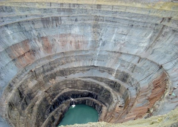 МЧС: В затопленном руднике «Мир» не вышли на связь 17 шахтеров