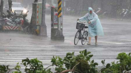 Тайфун «Нору» в Японии: есть жертвы и пострадавшие, 14 000 семей остались без электричества. ФОТО, ВИДЕО