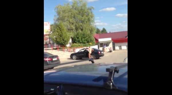 В Калужской области голый мужчина бегал по улице и пытался попасть в чужие авто