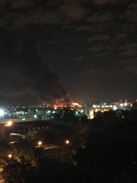 Ночной пожар на лакокрасочном складе в Москве удалось потушить