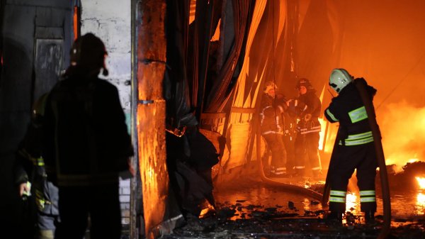 Причины крупного пожара на лакокрасочном складе в Москве выяснит комиссия