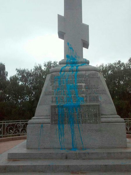 В Полтаве вандалы облили краской памятник Петру I