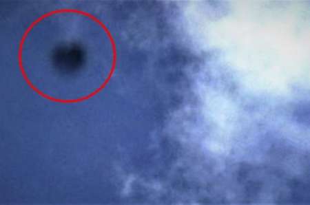 В небе над Девоном британец заметил черный сферический НЛО. ФОТО