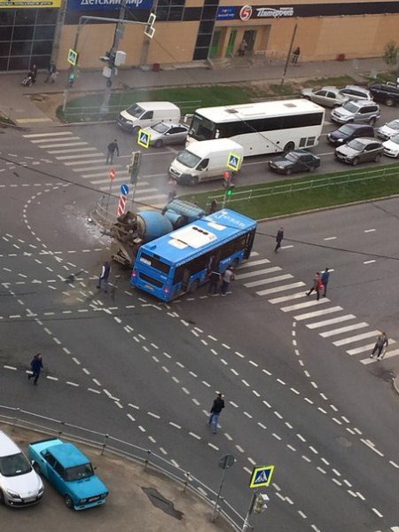 Автобус и бетономешалка столкнулись в Зеленограде