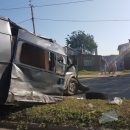 Во время серьёзного ДТП в Ростове фургон сломал ограждения