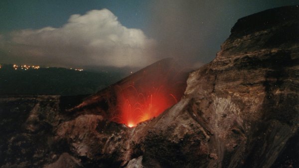 На Бали вулкан Агунг приблизился к «критической стадии» активности