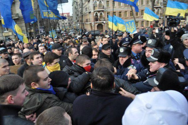 Сторонники и противники Саакашвили устроили драку в Одессе