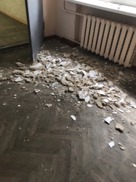 В школе Ростова потолок рухнул на головы учеников