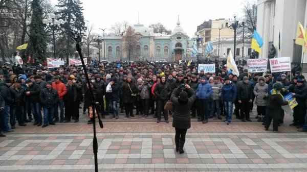 Митинг в Киеве: националисты зажгли дымовые шашки и бросили их в сторону Рады