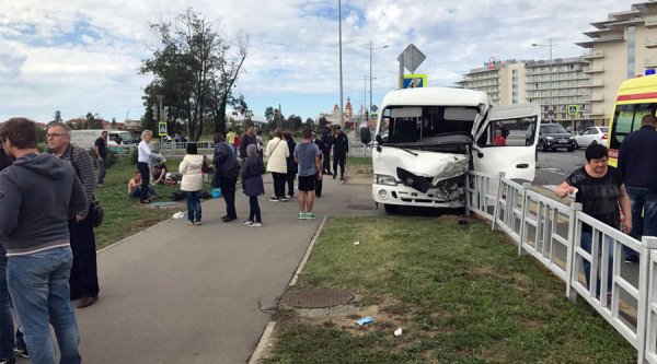 В Сочи столкнулись два автобуса, есть пострадавшие