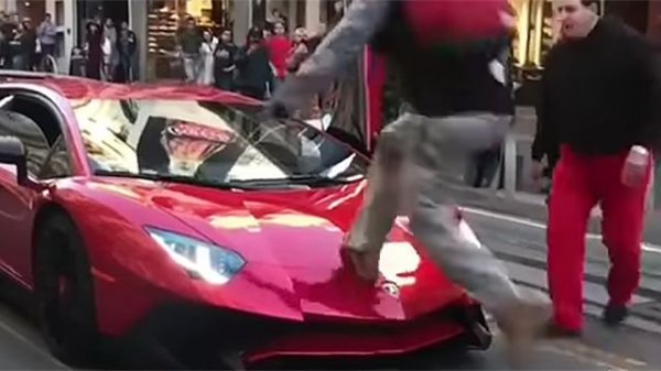 Хулиган пробежал по Lamborghini прямо на глазах у владельца автомобиля
