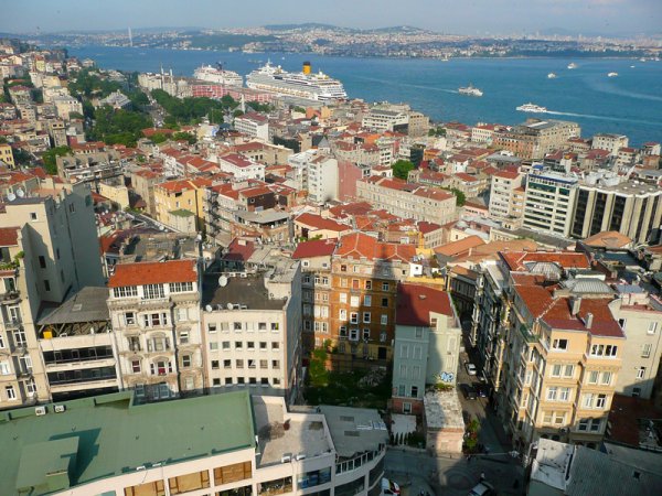 В Стамбуле неизвестный мужчина расстрелял толпу школьников