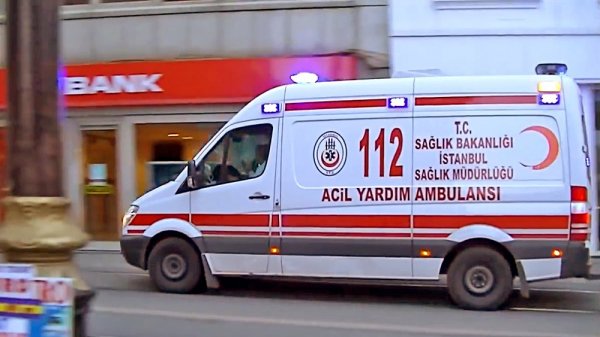 Туристический автобус столкнулся с грузовиком в Турции