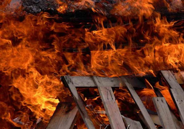 В Свердловской области полицейский спас многодетную семью из пожара