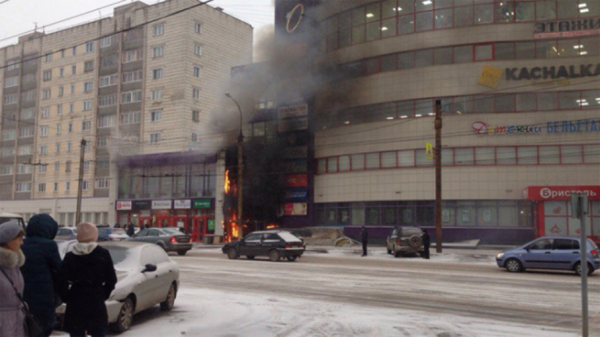 В Кирове горит здание ТЦ «Атлант»
